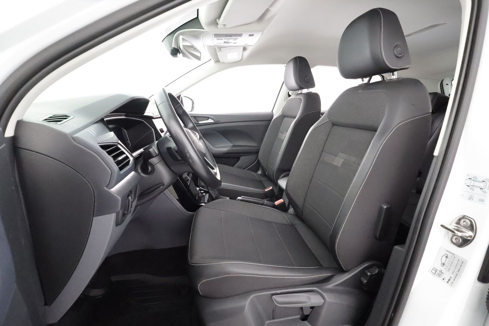 VOLKSWAGEN T-CROSS 2019 1,0 TSI 85 kW R-Line DSG-automaatti - | ACC | Beats | LED | Digimittaristo | Keyless | Lane Assist | BSM | RCTA | App-connect | Navi | P.tutkat | Aut. ilmastointi | 2x renkaat aluin | 