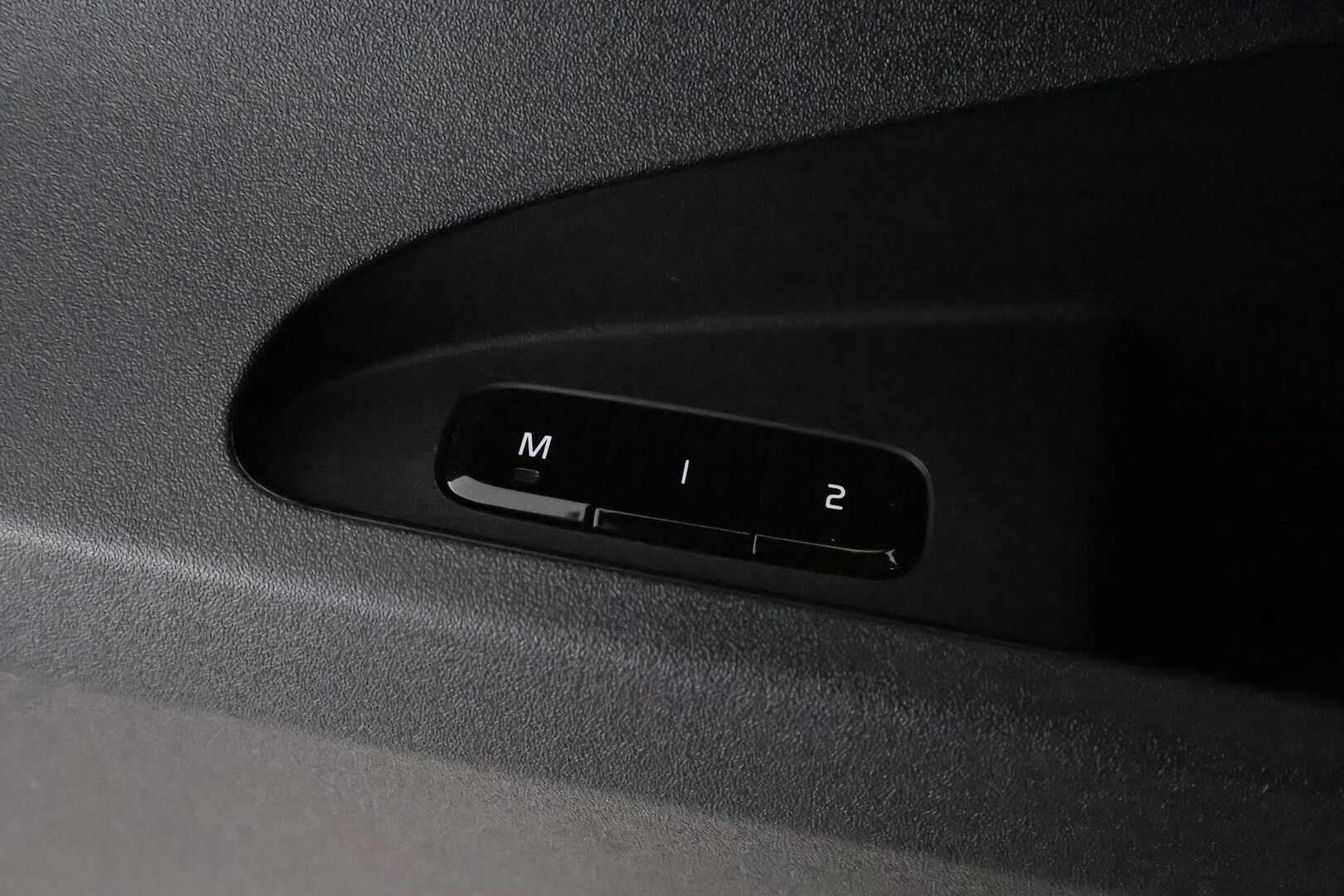 Polestar 2 2021 Launch Edition Performance, 300kW 78kWh **ACC / Lasikatto / H&K / Muistipenkki / 360° / Koukku / Pixel LED** - 3,99 % KORKOTARJOUS TÄHÄN AUTOON 31.8. ASTI! - Kahdet renkaat aluvanteilla / Merkkihuollettu