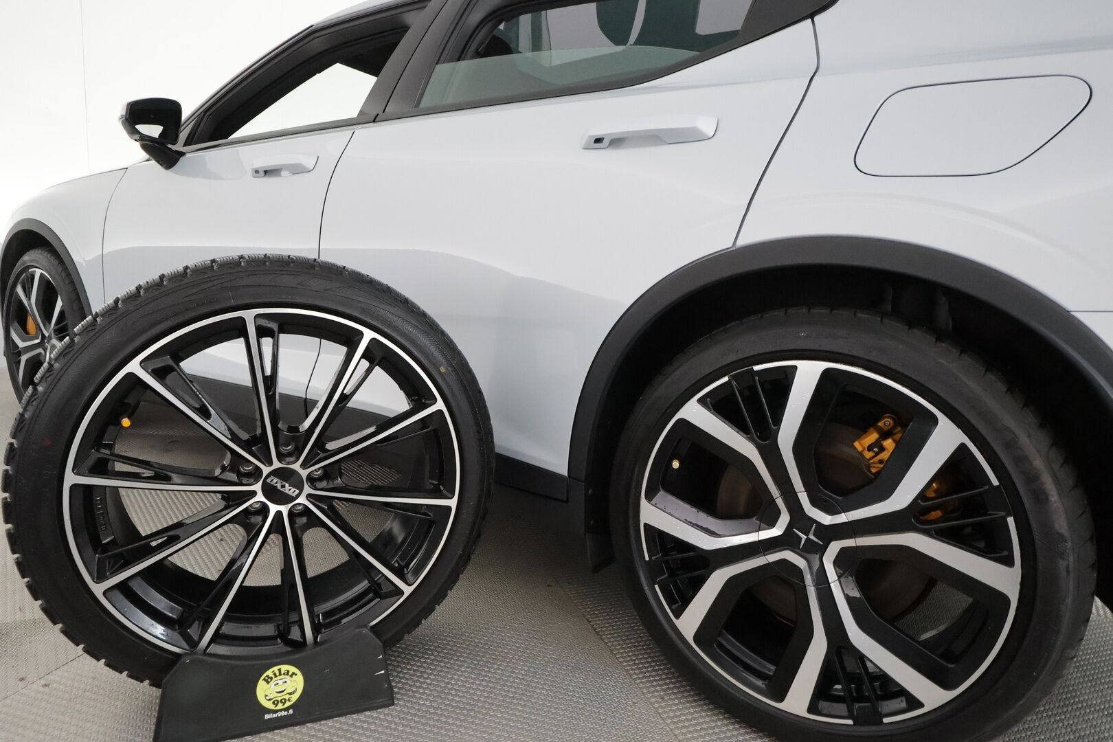 Polestar 2 2021 Launch Edition Performance, 300kW 78kWh **ACC / Lasikatto / H&K / Muistipenkki / 360° / Koukku / Pixel LED** - 3,99 % KORKOTARJOUS TÄHÄN AUTOON 31.8. ASTI! - Kahdet renkaat aluvanteilla / Merkkihuollettu