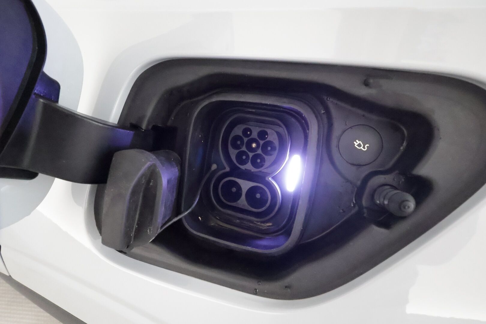 Polestar 2 2021 Launch Edition Performance, 300kW 78kWh **ACC / Lasikatto / H&K / Muistipenkki / 360° / Koukku / Pixel LED** - 3,99 % KORKOTARJOUS TÄHÄN AUTOON 31.8. ASTI! - Kahdet renkaat aluvanteilla / Merkkihuollettu