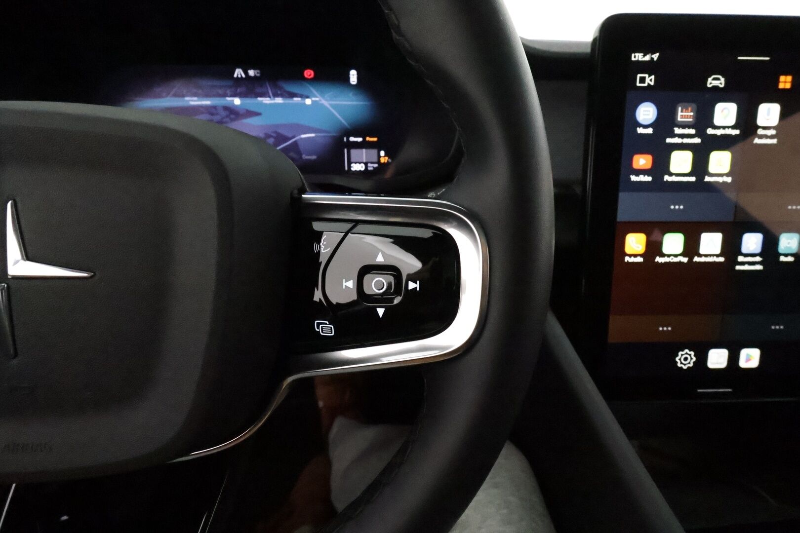 Polestar 2 2021 Launch Edition Performance, 300kW 78kWh **ACC / Lasikatto / H&K / Muistipenkki / 360° / Koukku / Pixel LED** - 3,99 % KORKOTARJOUS TÄHÄN AUTOON 31.8. ASTI! - Kahdet renkaat aluvanteilla / Merkkihuollettu