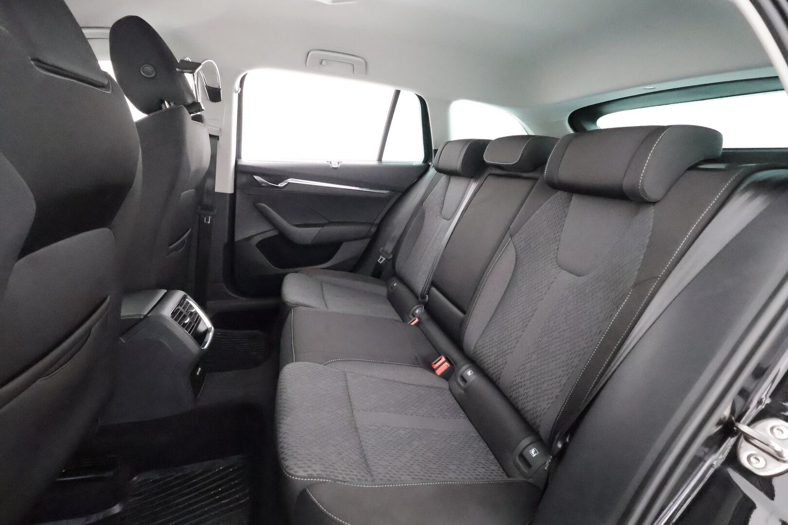 Skoda Octavia 2024 Combi 2.0 TDI 150 Style DSG Autom. - | ACC | Webasto | Koukku | Matrix-LED | Hieronta | P.kamera | Travel Assist | Side Assist | Keyless | Lämm. ratti | Merkkihuollot | 1-om suomiauto | 