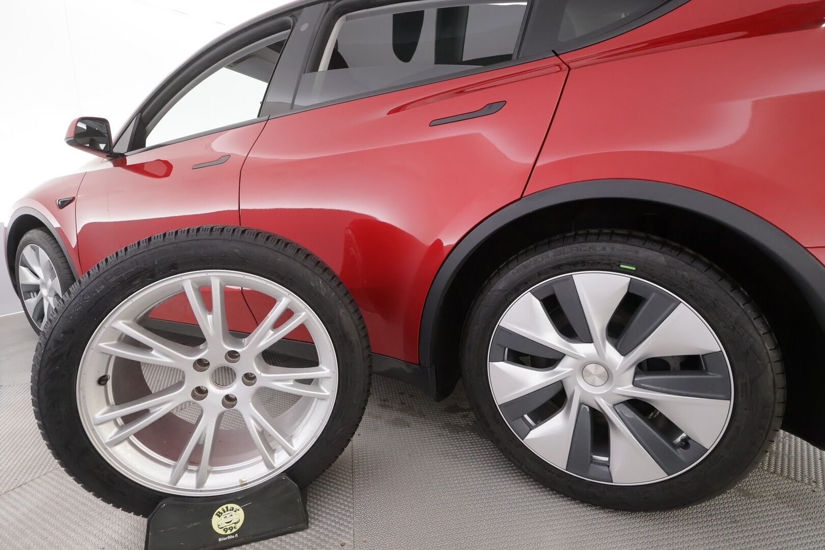 Tesla Model Y 2023 RWD - 1OM Suomiauto | ILP | Koukku | Lasikatto | Nahkasisusta | Matrix LED | ALV | Metalliväri | Upea | 2x Renkaat Alkuperäisvantein!