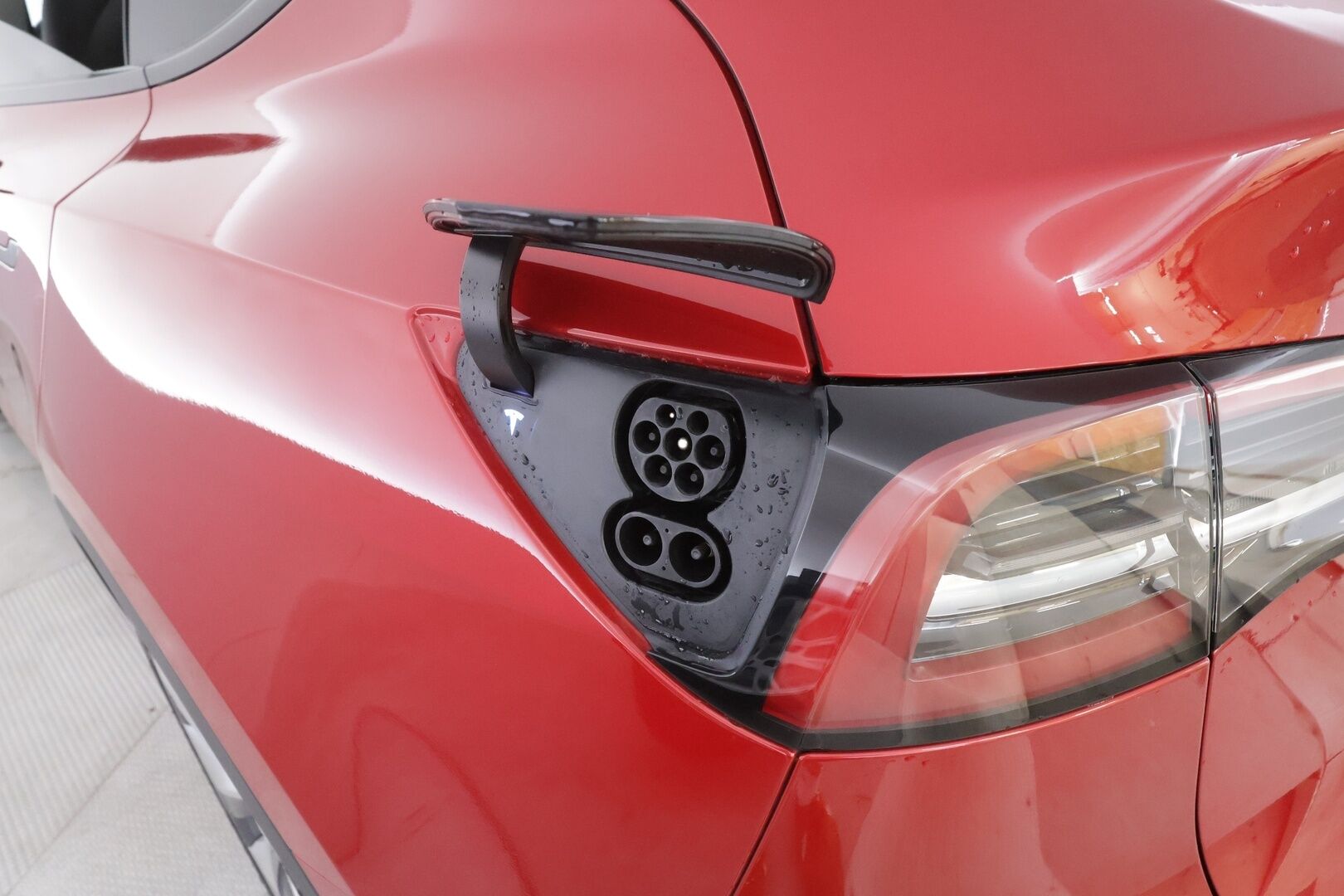 Tesla Model Y 2023 RWD - 1OM Suomiauto | ILP | Koukku | Lasikatto | Nahkasisusta | Matrix LED | ALV | Metalliväri | Upea | 2x Renkaat Alkuperäisvantein!
