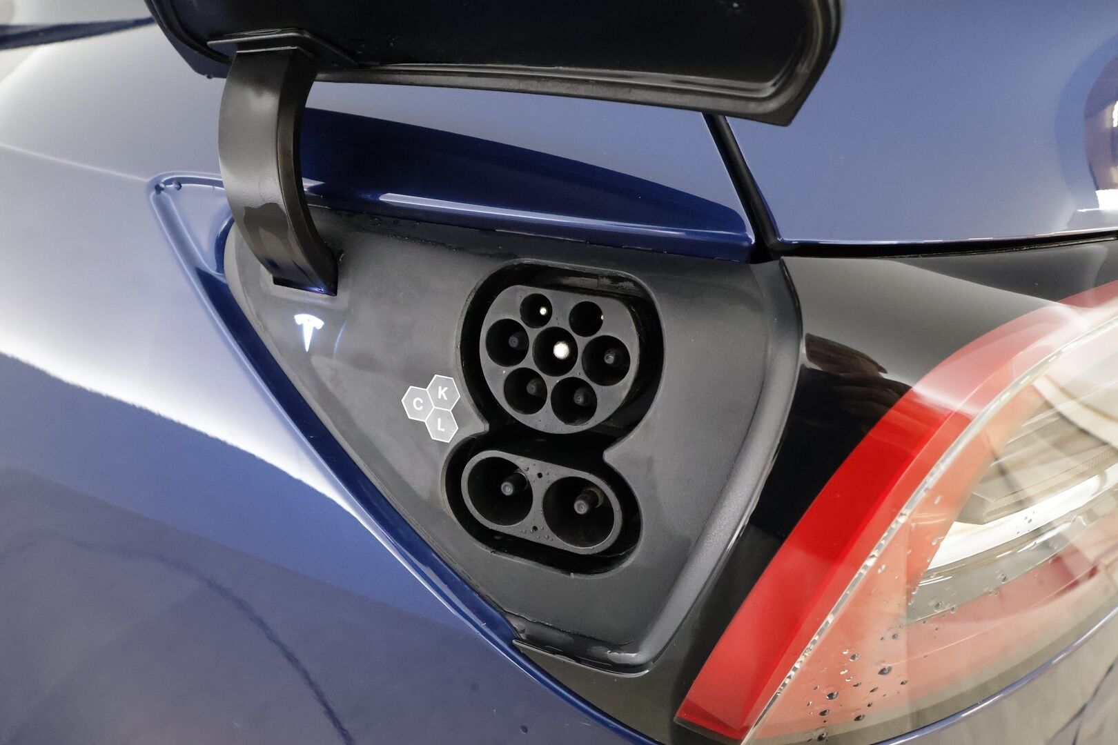 Tesla Model Y 2023 RWD * Koukku / ILP / ACC / Lasikatto / Matrix-LED / P.Kamera / Muistipenkki / Premium Audio / Navi / Kaistavahti * - 1-om Suomi-auto / 2x Latauskaapelit / Kahdet renkaat - HULLUT BLACKWEEK JATKOT - KORKOTARJOUS 2,49%