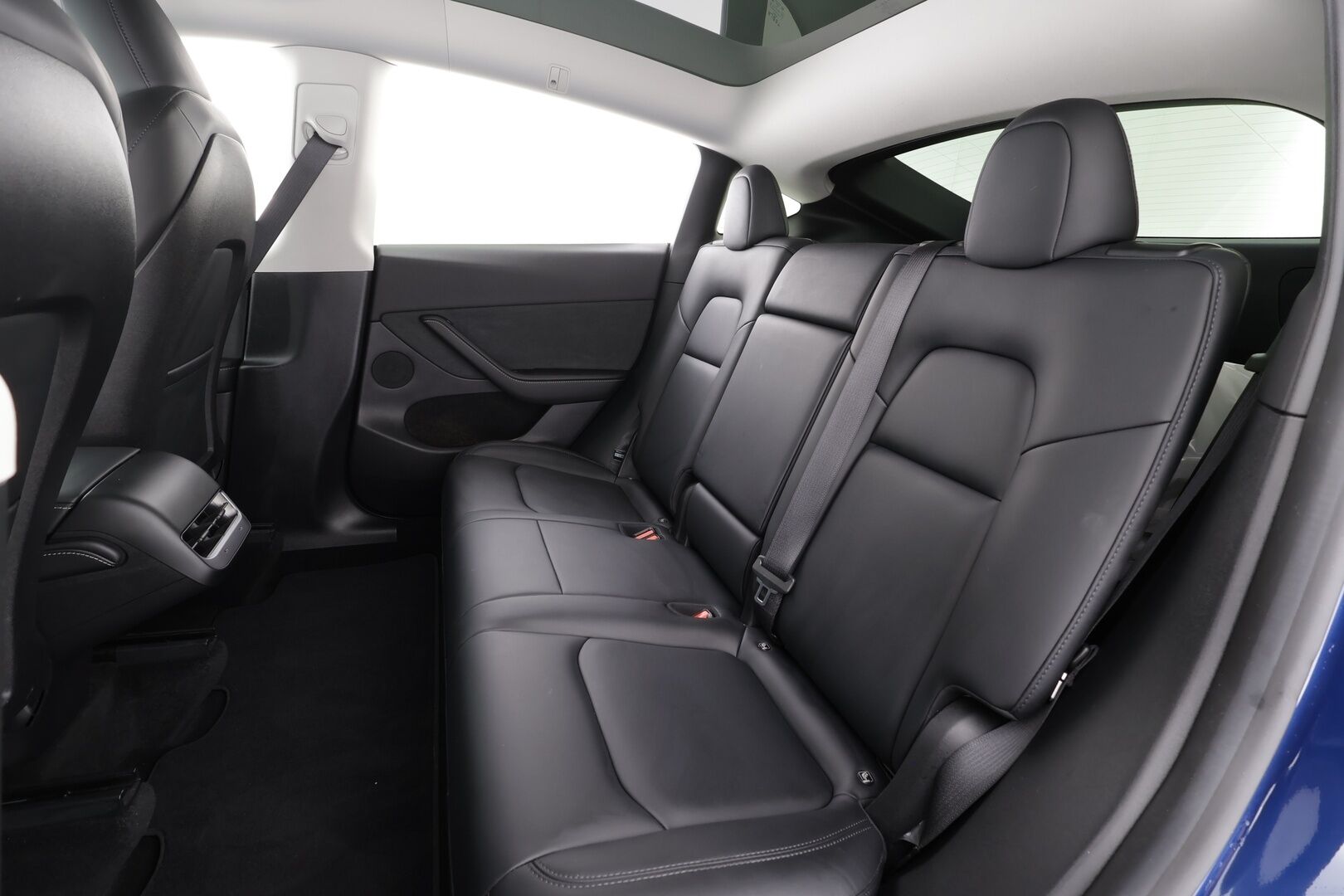 Tesla Model Y 2023 RWD * Koukku / ILP / ACC / Lasikatto / Matrix-LED / P.Kamera / Muistipenkki / Premium Audio / Navi / Kaistavahti * - 1-om Suomi-auto / 2x Latauskaapelit / Kahdet renkaat - HULLUT BLACKWEEK JATKOT - KORKOTARJOUS 2,49%