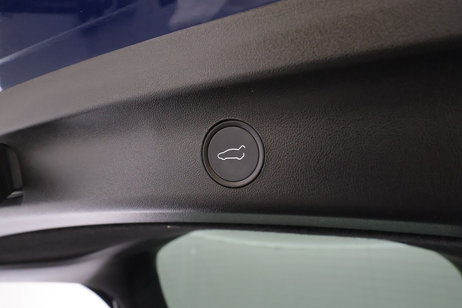 Tesla Model Y 2023 RWD * Koukku / ILP / ACC / Lasikatto / Matrix-LED / P.Kamera / Muistipenkki / Premium Audio / Navi / Kaistavahti * - 1-om Suomi-auto / 2x Latauskaapelit / Kahdet renkaat - HULLUT BLACKWEEK JATKOT - KORKOTARJOUS 2,49%