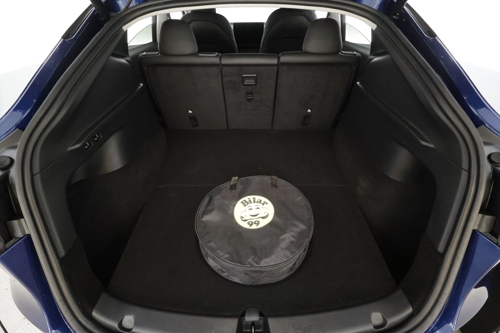 Tesla Model Y 2023 RWD * Koukku / ILP / ACC / Lasikatto / Matrix-LED / P.Kamera / Muistipenkki / Premium Audio / Navi / Kaistavahti * - 1-om Suomi-auto / 2x Latauskaapelit / Kahdet renkaat - HULLUT BLACKWEEK JATKOT - KORKOTARJOUS 2,49%