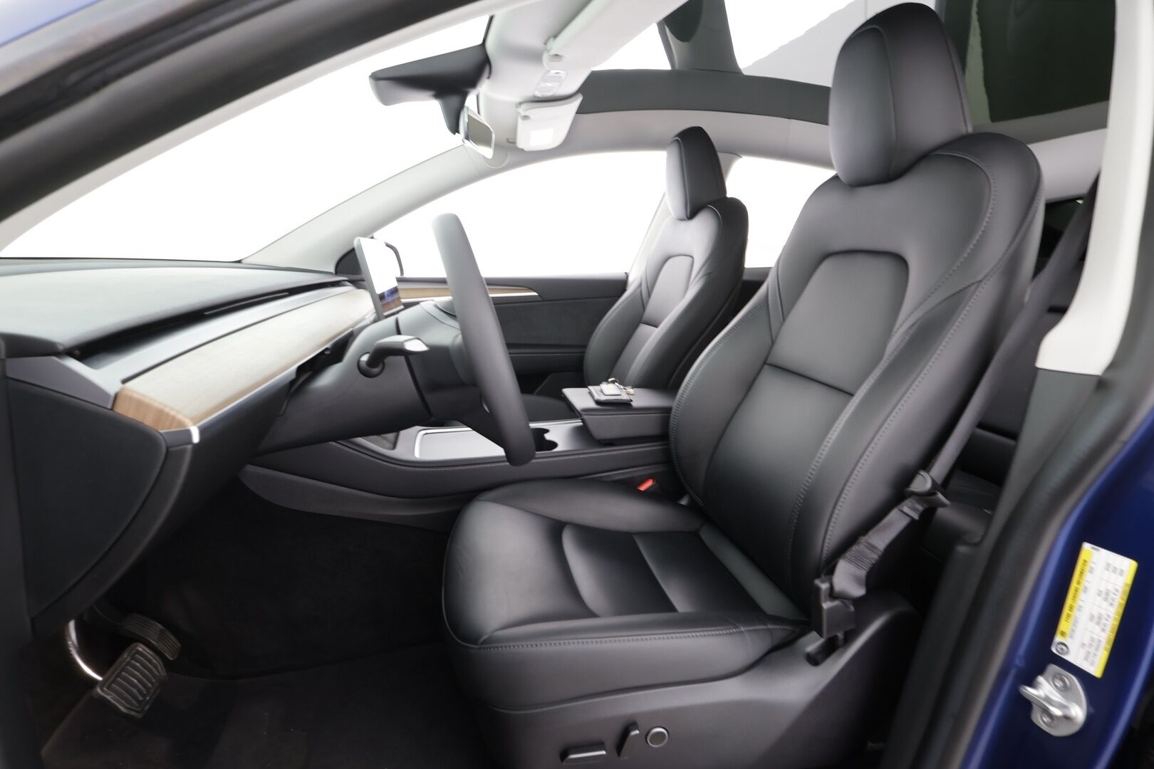 Tesla Model Y 2023 RWD * Koukku / ILP / ACC / Lasikatto / Matrix-LED / P.Kamera / Muistipenkki / Premium Audio / Navi / Kaistavahti * - 1-om Suomi-auto / 2x Latauskaapelit / Kahdet renkaat - HULLUT BLACKWEEK JATKOT - KORKOTARJOUS 2,49%