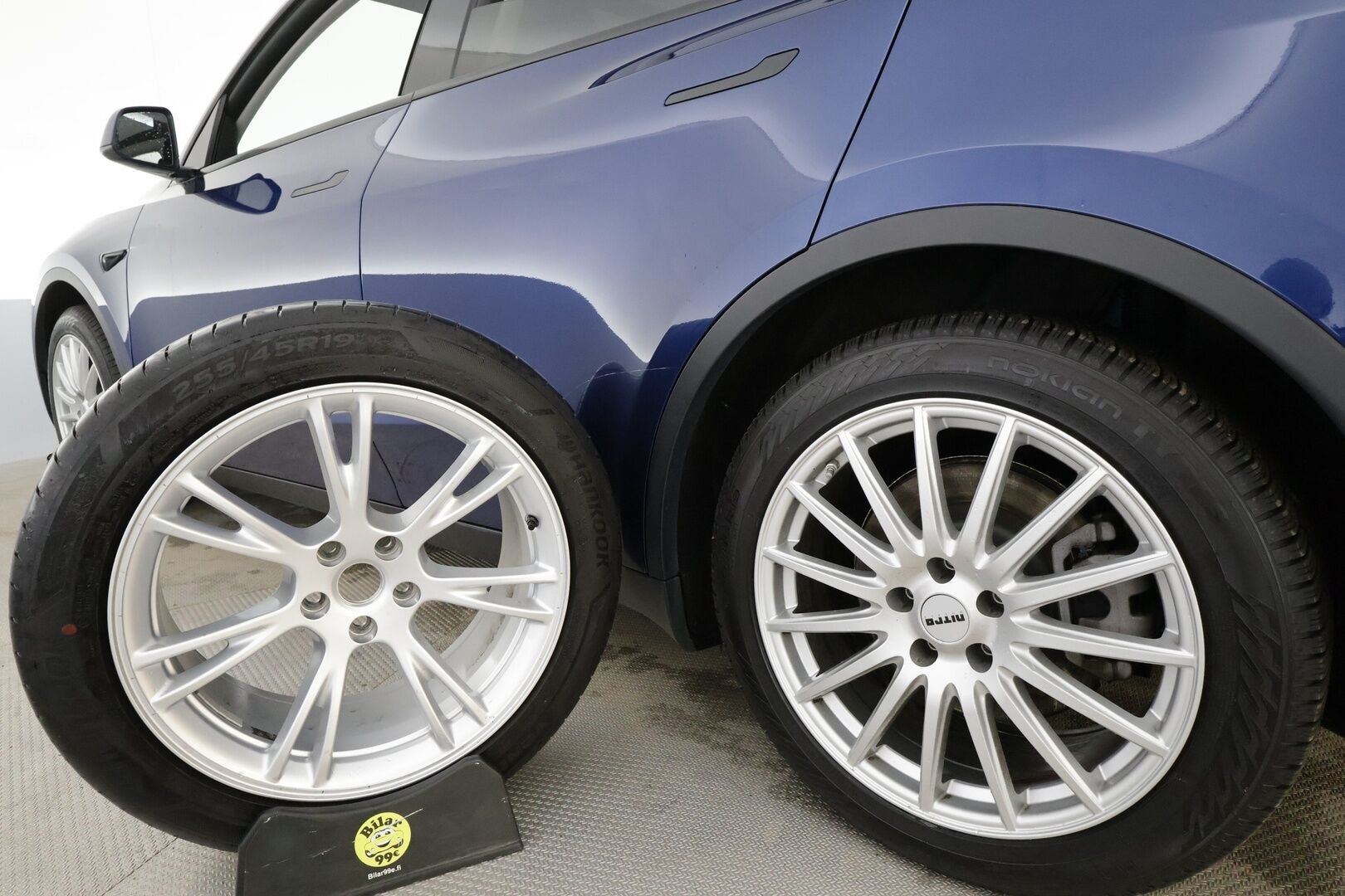 Tesla Model Y 2023 RWD * Koukku / ILP / ACC / Lasikatto / Matrix-LED / P.Kamera / Muistipenkki / Premium Audio / Navi / Kaistavahti * - 1-om Suomi-auto / 2x Latauskaapelit / Kahdet renkaat - HULLUT BLACKWEEK JATKOT - KORKOTARJOUS 2,49%