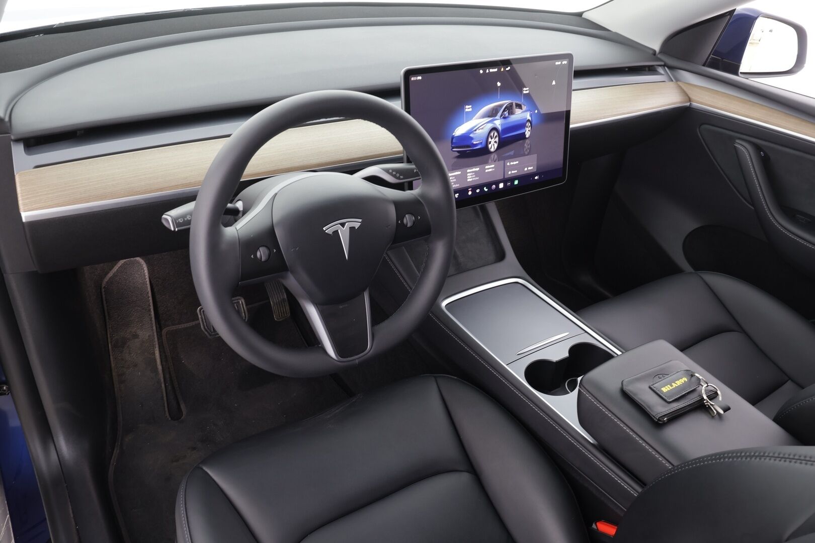 Tesla Model Y 2023 RWD * Koukku / ILP / ACC / Lasikatto / Matrix-LED / P.Kamera / Muistipenkki / Premium Audio / Navi / Kaistavahti * - 1-om Suomi-auto / 2x Latauskaapelit / Kahdet renkaat - HULLUT BLACKWEEK JATKOT - KORKOTARJOUS 2,49%