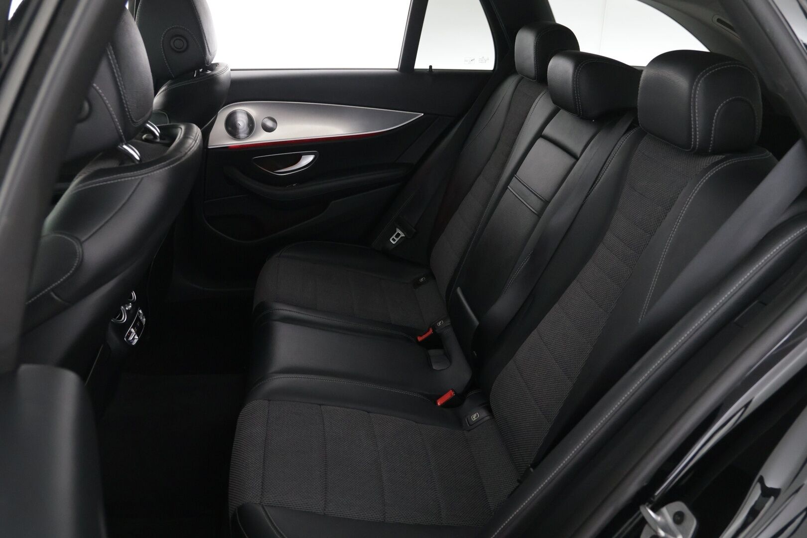 Mercedes-Benz E 2019 300 de T A Business Avantgarde Edition EQ Power - UPEAT VARUSTEET | Burmester | DTR+ | Multibeam LED | P.kamera | Widescreen | Sähk. vetokoukku | BLIS | Ambient light.