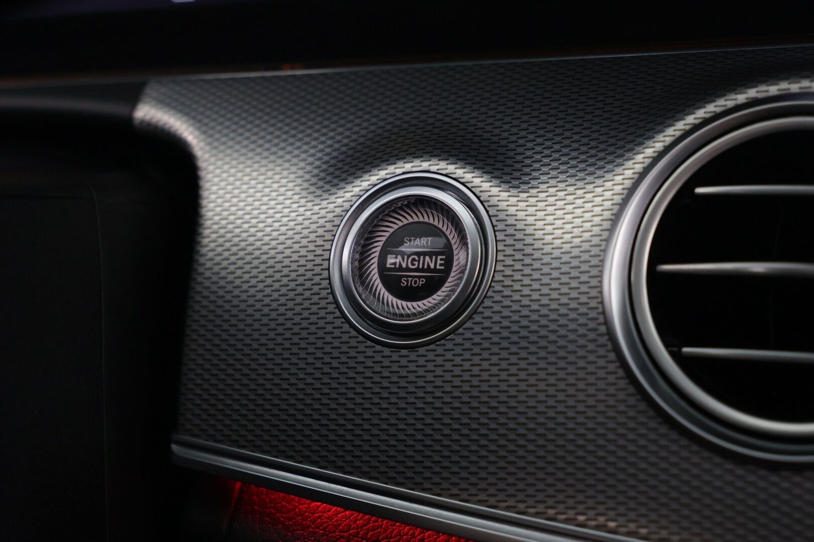 Mercedes-Benz E 2019 300 de T A Business Avantgarde Edition EQ Power - UPEAT VARUSTEET | Burmester | DTR+ | Multibeam LED | P.kamera | Widescreen | Sähk. vetokoukku | BLIS | Ambient light.