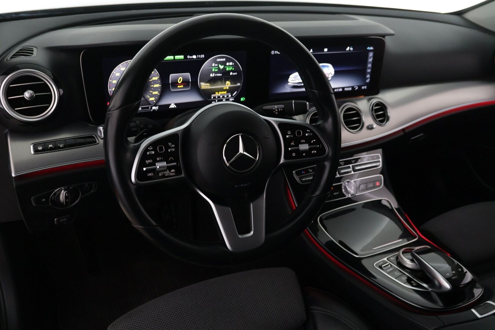 Mercedes-Benz E 2019 300 de T A Business Avantgarde Edition EQ Power - UPEAT VARUSTEET | Burmester | DTR+ | Multibeam LED | P.kamera | Widescreen | Sähk. vetokoukku | BLIS | Ambient light.