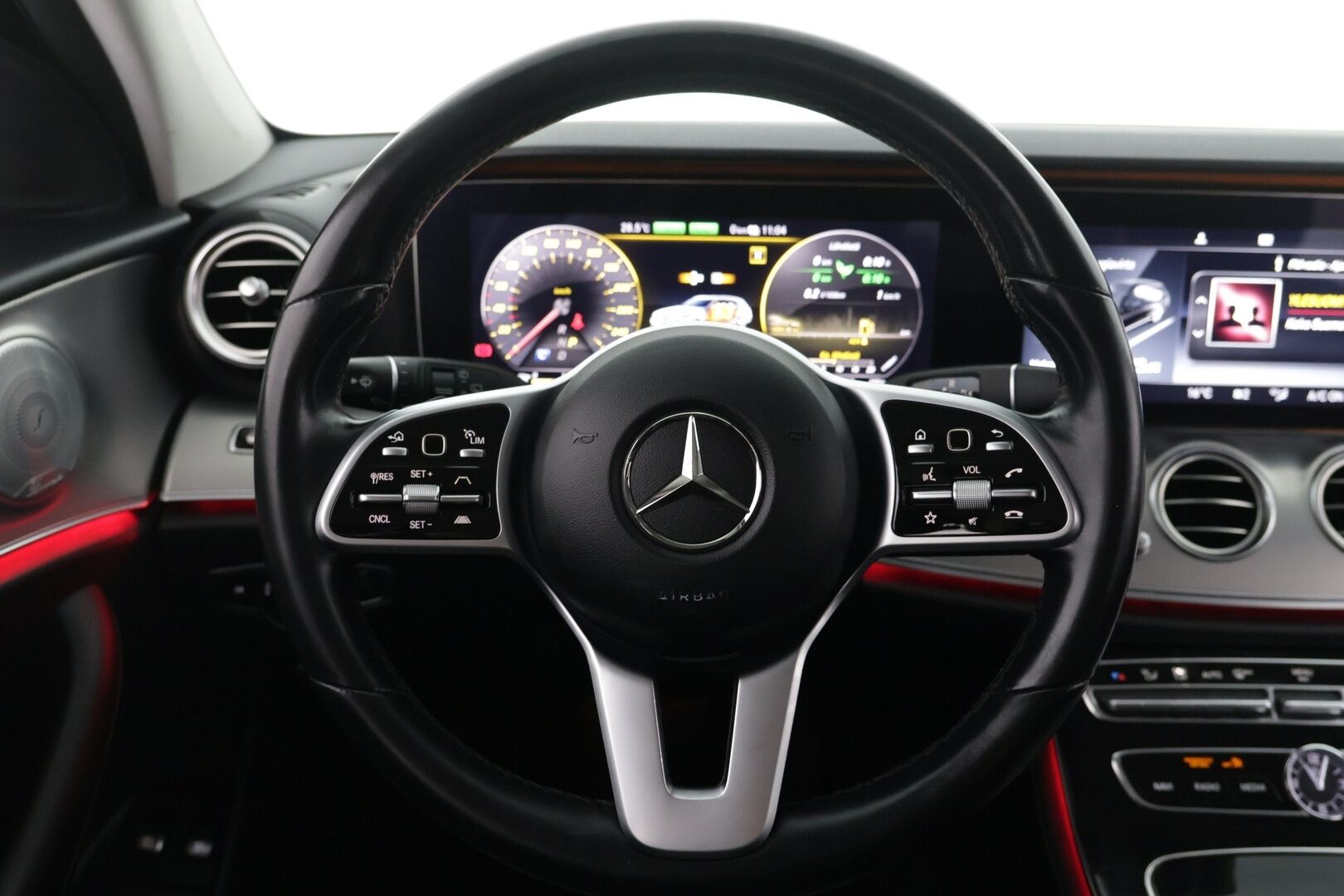 Mercedes-Benz E 2019 300 de T A Business Avantgarde Edition EQ Power - UPEAT VARUSTEET | Burmester | DTR+ | Multibeam LED | P.kamera | Widescreen | Sähk. vetokoukku | BLIS | Ambient light.