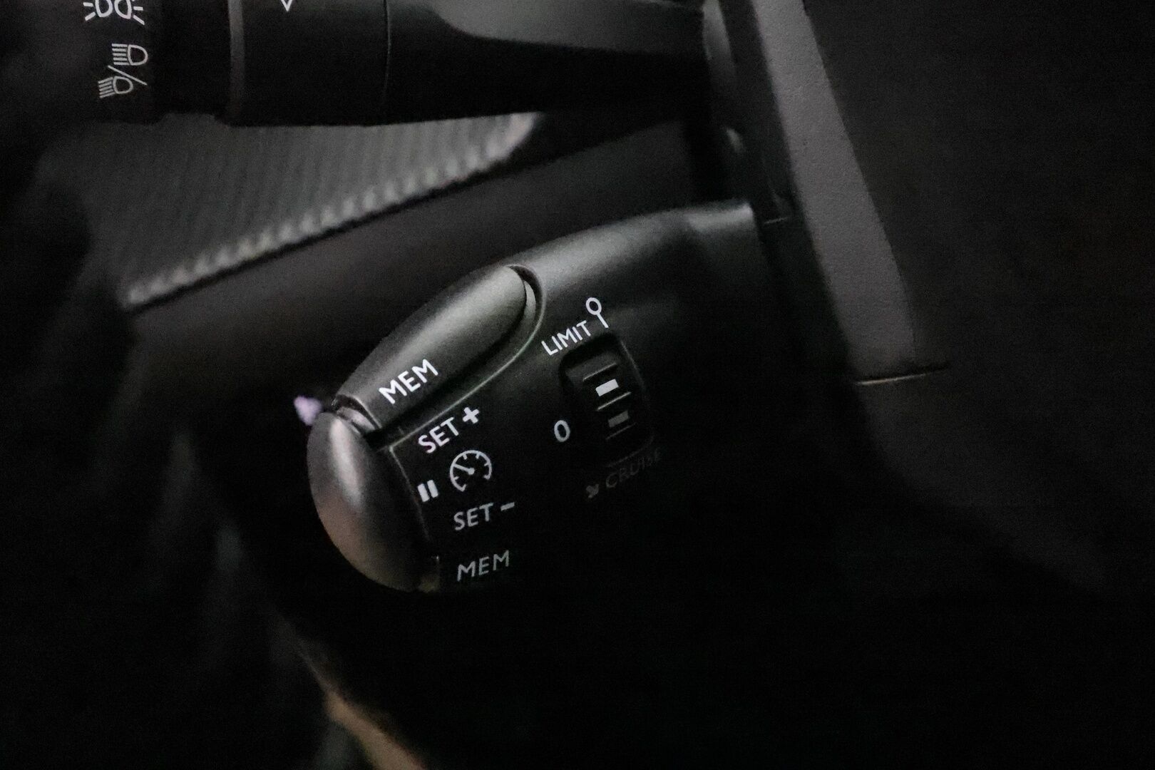 Peugeot e-2008 2023 Active 54 kWh 156 Automaatti **Lämpöpumppu / LED-valot / P.Tutkat / Ajolinjapilotti / Apple&Android** - Facelift malli / Suomi-auto / Kahdet Renkaat