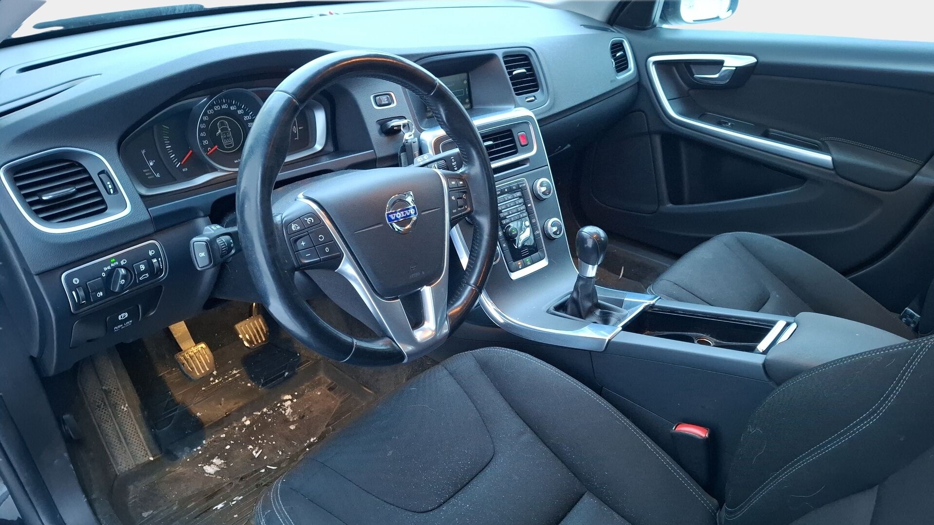 Volvo V60 2015 T3 Kinetic / Merkkihuollettu / Webasto / Ratinlämmitys / Tulossa myyntiin!