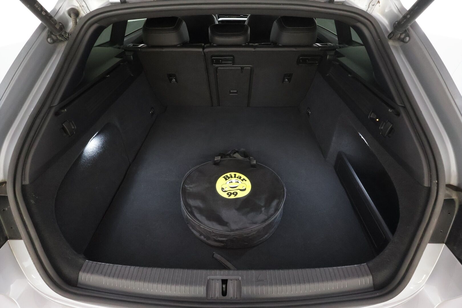 VOLKSWAGEN ARTEON 2022 Shooting Brake R-Line eHybrid 160 kW DSG * ACC / Webasto / LED / Koukku / Navi / keyless * - 2x Latauskaapelit / Kahdet renkaat aluvanteilla / Merkkihuollot