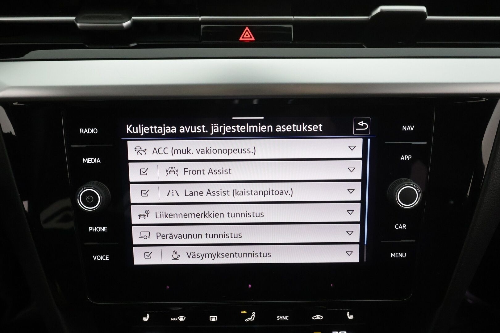 VOLKSWAGEN ARTEON 2022 Shooting Brake R-Line eHybrid 160 kW DSG * ACC / Webasto / LED / Koukku / Navi / keyless * - 2x Latauskaapelit / Kahdet renkaat aluvanteilla / Merkkihuollot - HULLUT AVAJAISHULINAT KORKOTARJOUS 3,29 %