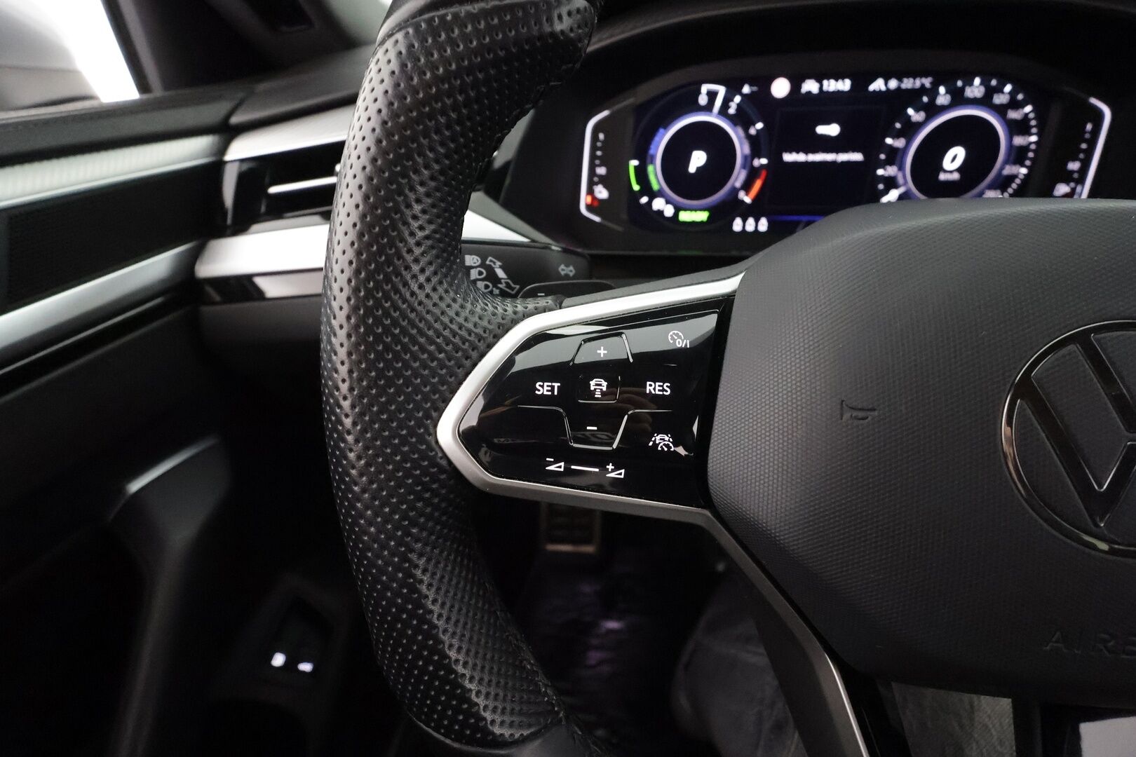 VOLKSWAGEN ARTEON 2022 Shooting Brake R-Line eHybrid 160 kW DSG * ACC / Webasto / LED / Koukku / Navi / keyless * - 2x Latauskaapelit / Kahdet renkaat aluvanteilla / Merkkihuollot