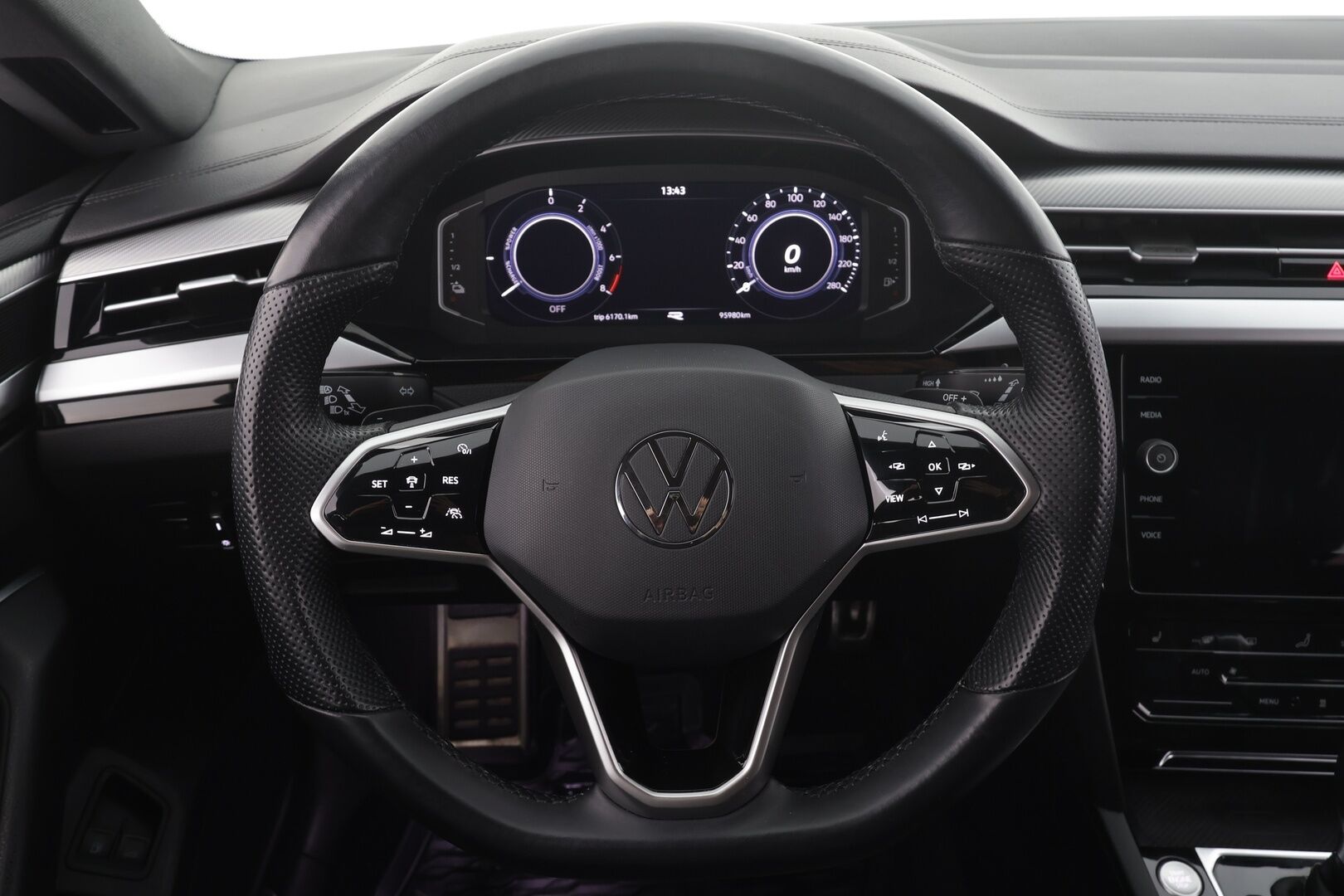 VOLKSWAGEN ARTEON 2022 Shooting Brake R-Line eHybrid 160 kW DSG * ACC / Webasto / LED / Koukku / Navi / keyless * - 2x Latauskaapelit / Kahdet renkaat aluvanteilla / Merkkihuollot - HULLUT AVAJAISHULINAT KORKOTARJOUS 3,29 %