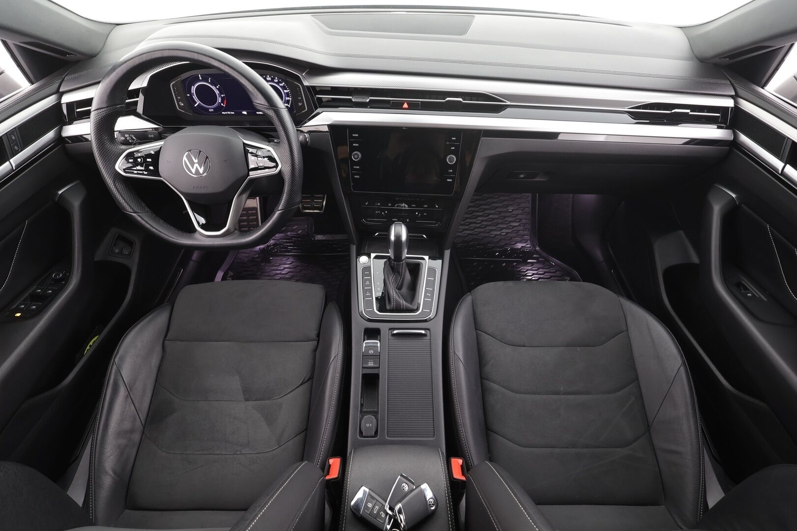 VOLKSWAGEN ARTEON 2022 Shooting Brake R-Line eHybrid 160 kW DSG * ACC / Webasto / LED / Koukku / Navi / keyless * - 2x Latauskaapelit / Kahdet renkaat aluvanteilla / Merkkihuollot - HULLUT AVAJAISHULINAT KORKOTARJOUS 3,29 %