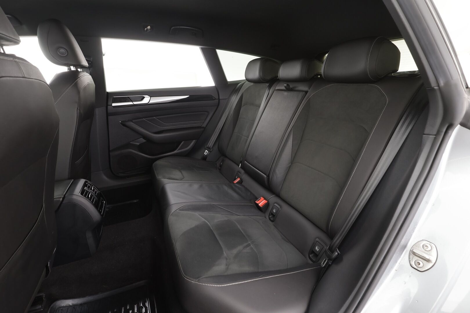 VOLKSWAGEN ARTEON 2022 Shooting Brake R-Line eHybrid 160 kW DSG * ACC / Webasto / LED / Koukku / Navi / keyless * - 2x Latauskaapelit / Kahdet renkaat aluvanteilla / Merkkihuollot - HULLUT AVAJAISHULINAT KORKOTARJOUS 3,29 %