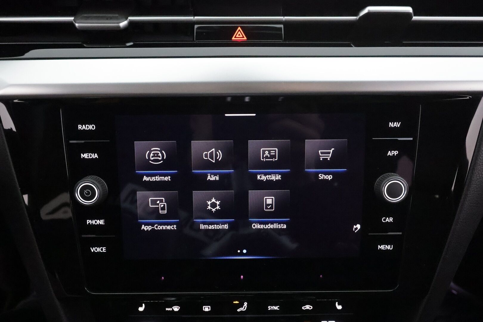 VOLKSWAGEN ARTEON 2022 Shooting Brake R-Line eHybrid 160 kW DSG * ACC / Webasto / LED / Koukku / Navi / keyless * - 2x Latauskaapelit / Kahdet renkaat aluvanteilla / Merkkihuollot - HULLUT AVAJAISHULINAT KORKOTARJOUS 3,29 %