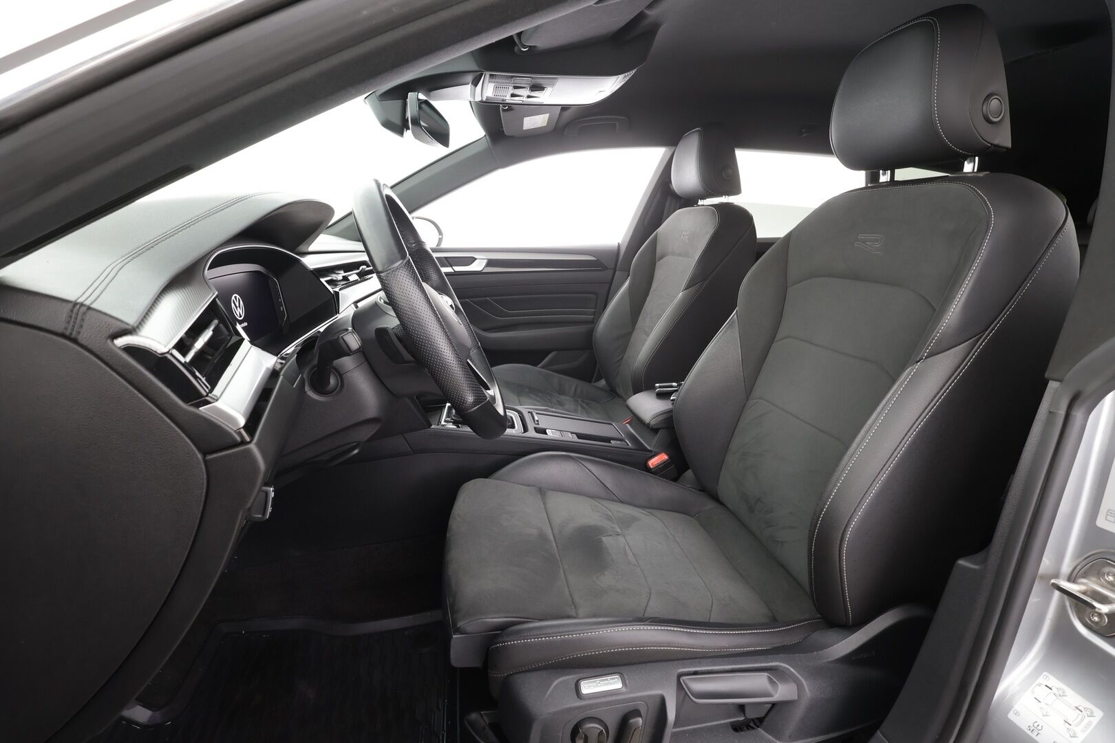 VOLKSWAGEN ARTEON 2022 Shooting Brake R-Line eHybrid 160 kW DSG * ACC / Webasto / LED / Koukku / Navi / keyless * - 2x Latauskaapelit / Kahdet renkaat aluvanteilla / Merkkihuollot - HULLUT AVAJAISHULINAT KORKOTARJOUS 3,29 %