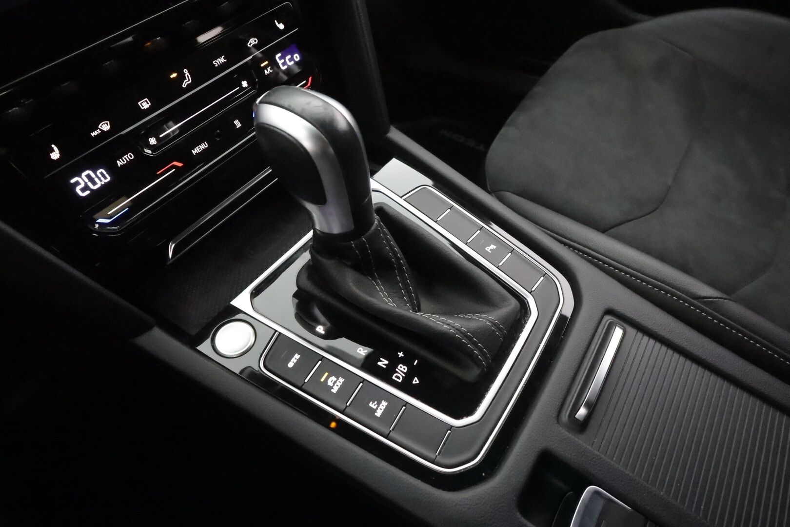 VOLKSWAGEN ARTEON 2022 Shooting Brake R-Line eHybrid 160 kW DSG * ACC / Webasto / LED / Koukku / Navi / keyless * - 2x Latauskaapelit / Kahdet renkaat aluvanteilla / Merkkihuollot