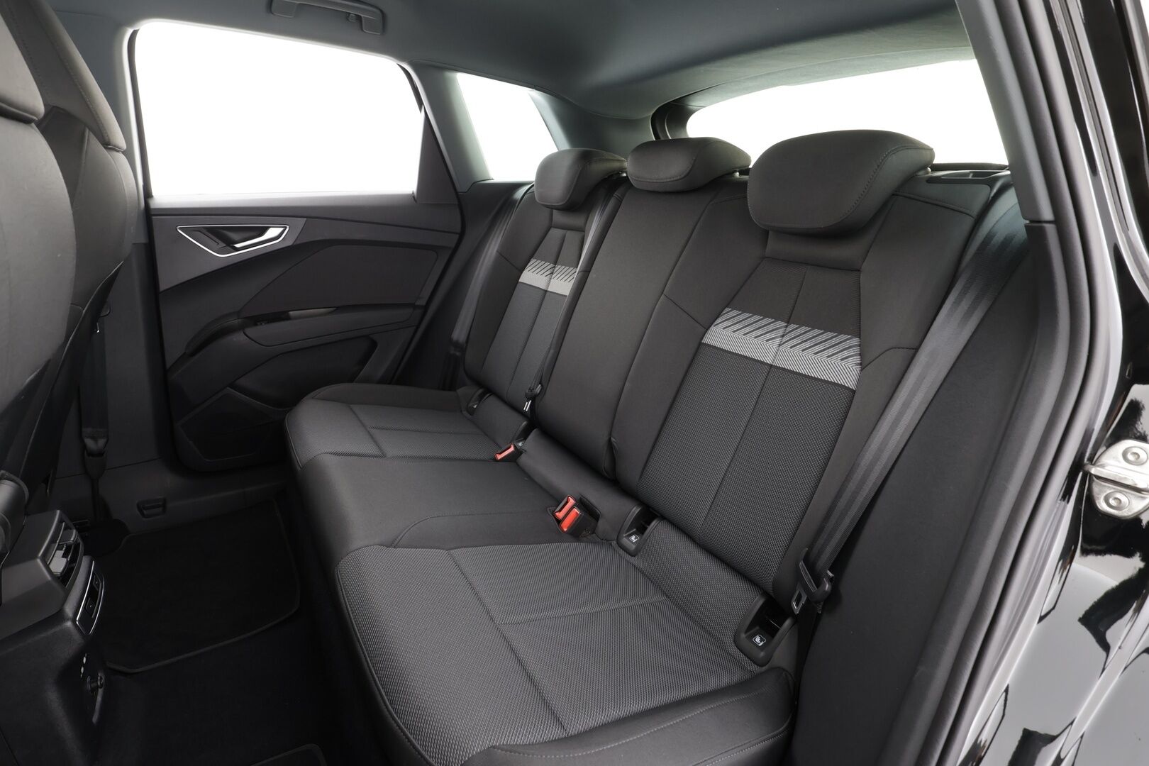 Audi Q4 e-tron 2024 e-tron 40 * ACC / P.kamera / LED / Navi / ILP / Koukku / Sporttipenkit * - 1.Om Suomi-auto / Akku kuntotarkastettu / Kahdet renkaat aluvanteilla / Merkkihuollettu