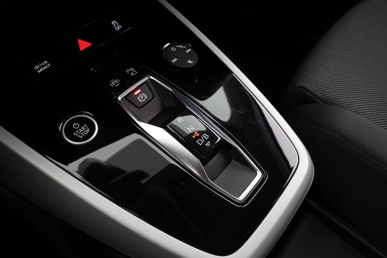 Audi Q4 e-tron 2024 e-tron 40 * ACC / P.kamera / LED / Navi / ILP / Koukku / Sporttipenkit * - 1.Om Suomi-auto / Akku kuntotarkastettu / Kahdet renkaat aluvanteilla / Merkkihuollettu