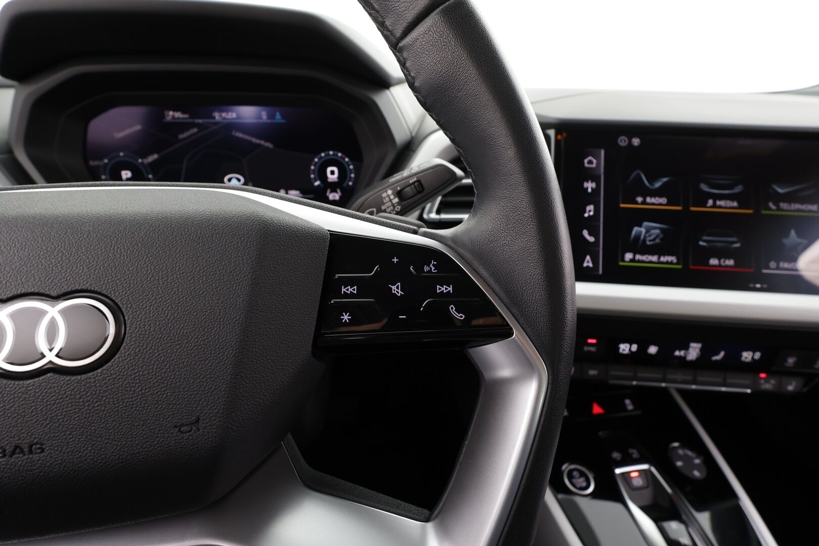 Audi Q4 e-tron 2024 e-tron 40 * ACC / P.kamera / LED / Navi / ILP / Koukku / Sporttipenkit * - 1.Om Suomi-auto / Akku kuntotarkastettu / Kahdet renkaat aluvanteilla / Merkkihuollettu