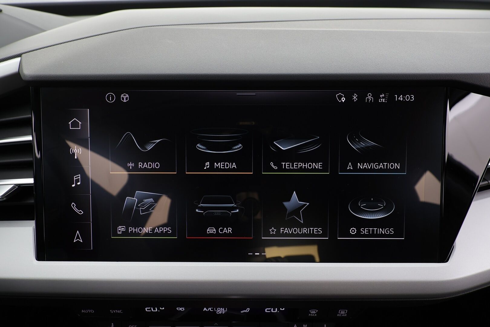 Audi Q4 e-tron 2024 e-tron 40 * ACC / P.kamera / LED / Navi / ILP / Koukku / Sporttipenkit * - 1.Om Suomi-auto / Akku kuntotarkastettu / Kahdet renkaat aluvanteilla / Merkkihuollettu