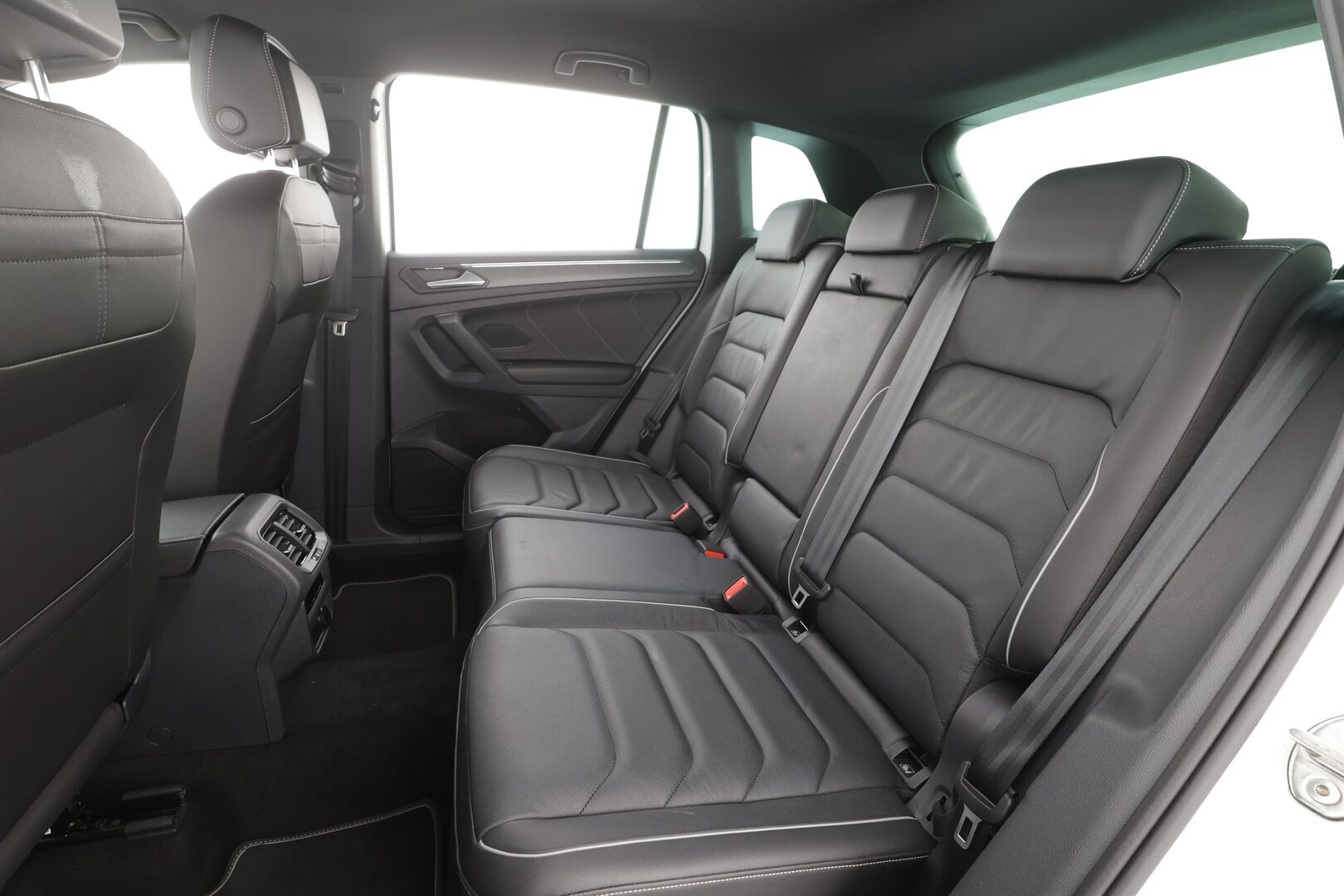 Volkswagen Tiguan 2024 R-Line Business eHybrid 180 kW DSG-automaatti - | ACC | Matrix | Koukku | Muistinahat | Digimittari | Travel assist | Keyless | 1-om suomi-auto | 