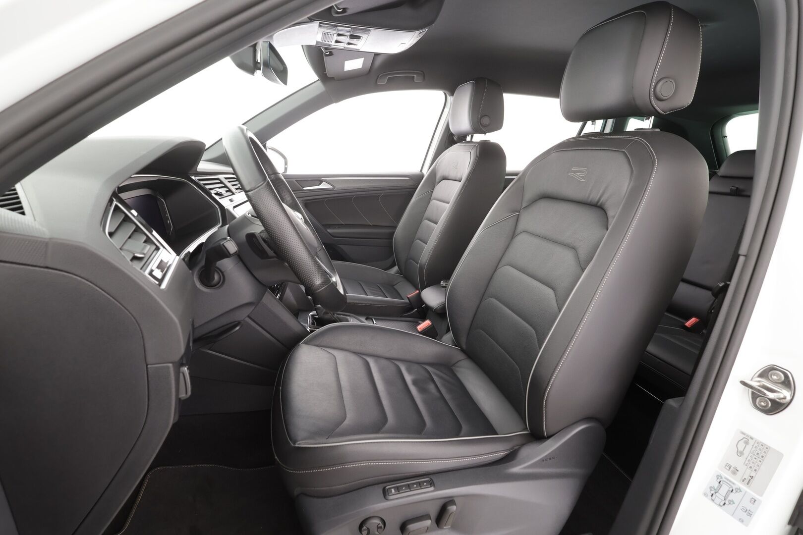 Volkswagen Tiguan 2024 R-Line Business eHybrid 180 kW DSG-automaatti - | ACC | Matrix | Koukku | Muistinahat | Digimittari | Travel assist | Keyless | 1-om suomi-auto | 