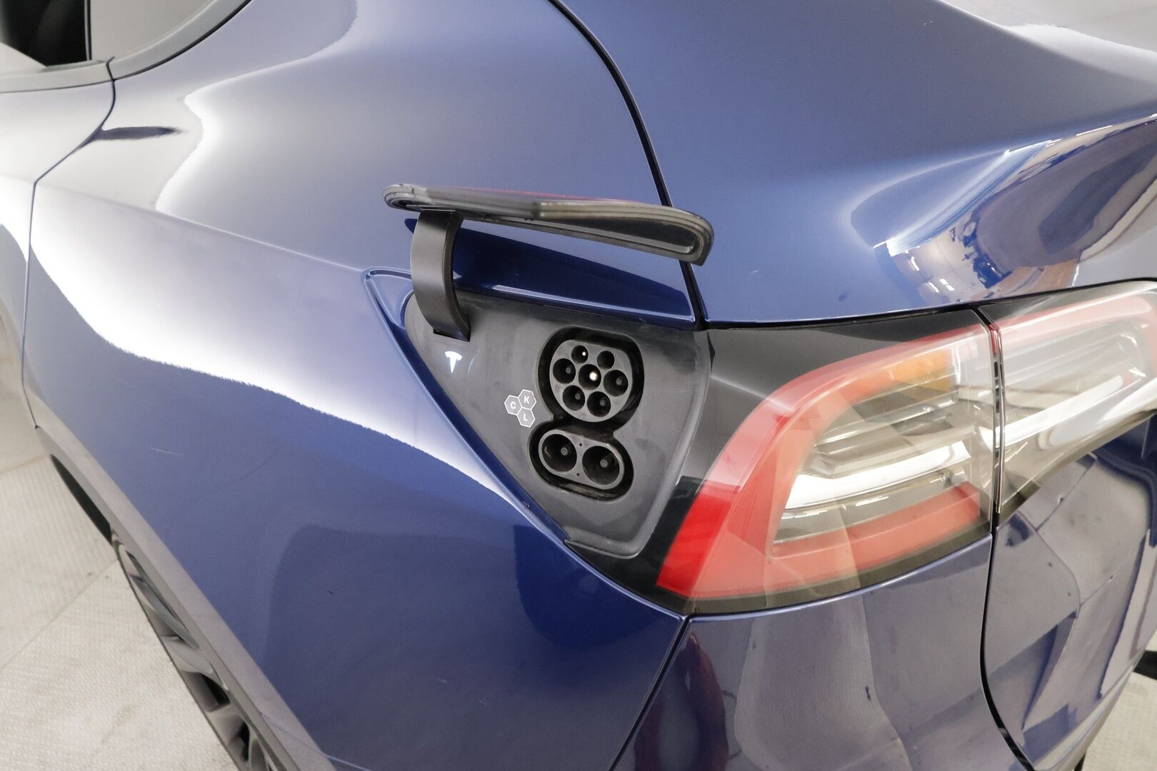 Tesla Model Y 2023 RWD - | Koukku | ILP | Lasikatto | ACC | Matrix-LED | P.Kamera | Muistipenkki | Premium Audio | Navi | Kaistavahti | Keyless | 2x Latauskaapelit | Kahdet renkaat | 1-om Suomi-auto |