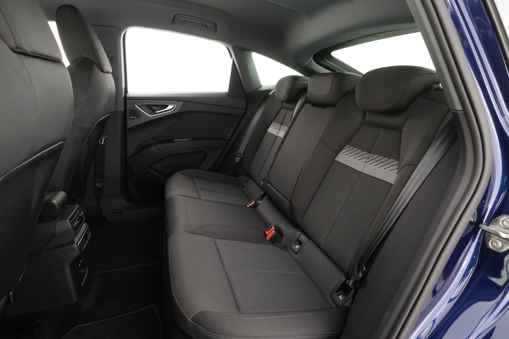 Audi Q4 e-tron 2024 45 e-tron quattro Sportback Limited * ILP / Koukku / ACC / LED / P.Kamera / Sporttipenkit / Navi / Sonos * - 1-om Suomi-auto / Akku kuntotarkastettu SoH 93,9% / 2x Latauskaapelit / Kahdet renkaat