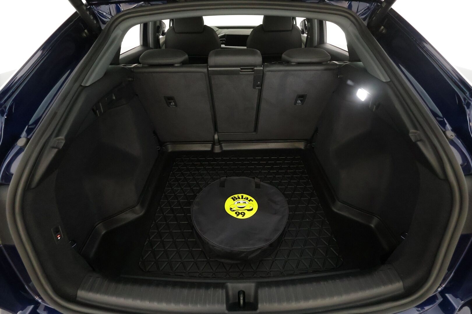 Audi Q4 e-tron 2024 45 e-tron quattro Sportback Limited * ILP / Koukku / ACC / LED / P.Kamera / Sporttipenkit / Navi / Sonos * - 1-om Suomi-auto / Akku kuntotarkastettu SoH 93,9% / 2x Latauskaapelit / Kahdet renkaat - HULLUT JOULUT KORKOTARJOUS 2,49% 