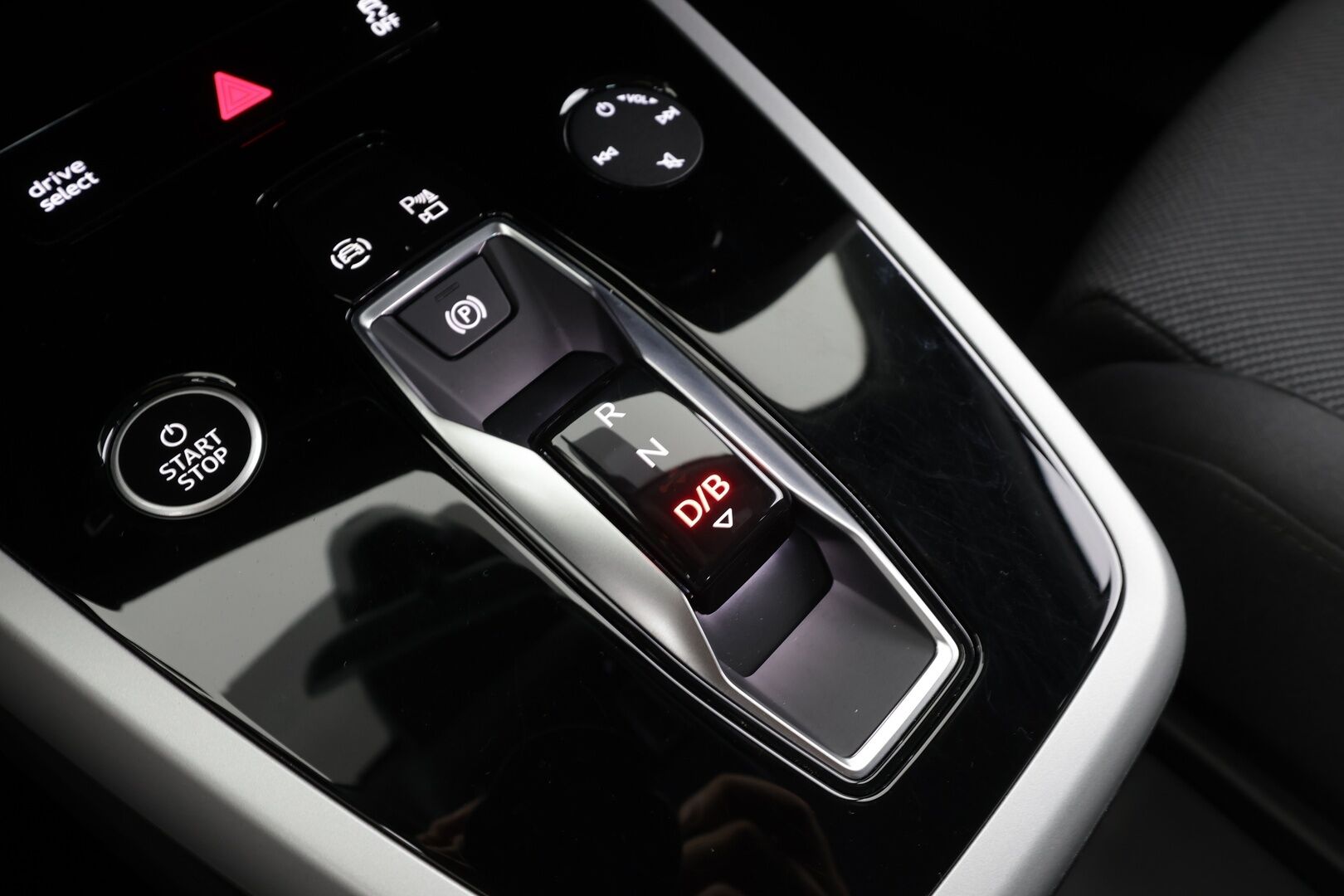 Audi Q4 e-tron 2024 45 e-tron quattro Sportback Limited * ILP / Koukku / ACC / LED / P.Kamera / Sporttipenkit / Navi / Sonos * - 1-om Suomi-auto / Akku kuntotarkastettu SoH 93,9% / 2x Latauskaapelit / Kahdet renkaat - HULLUT JOULUT KORKOTARJOUS 2,49% 