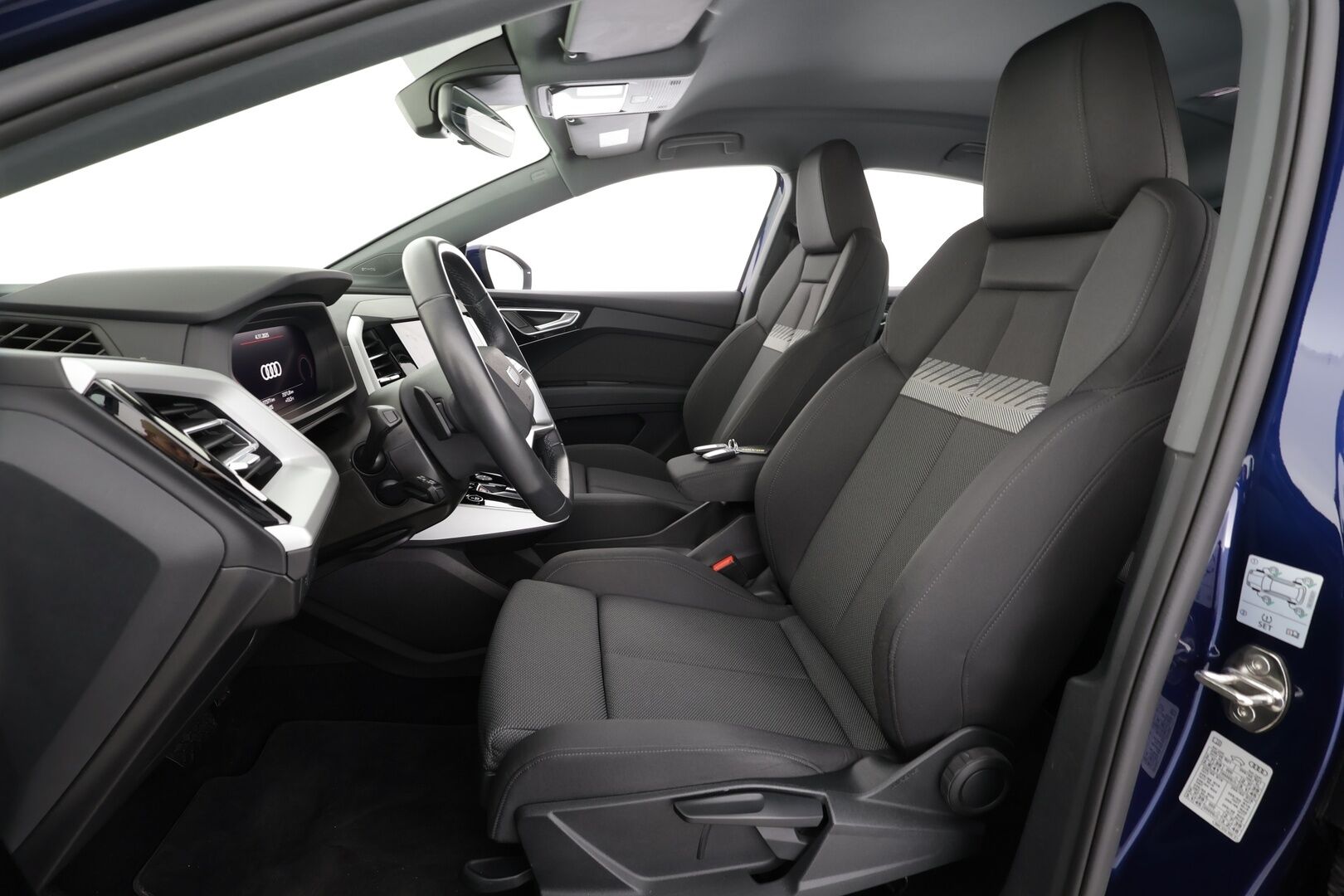 Audi Q4 e-tron 2024 45 e-tron quattro Sportback Limited * ILP / Koukku / ACC / LED / P.Kamera / Sporttipenkit / Navi / Sonos * - 1-om Suomi-auto / Akku kuntotarkastettu SoH 93,9% / 2x Latauskaapelit / Kahdet renkaat