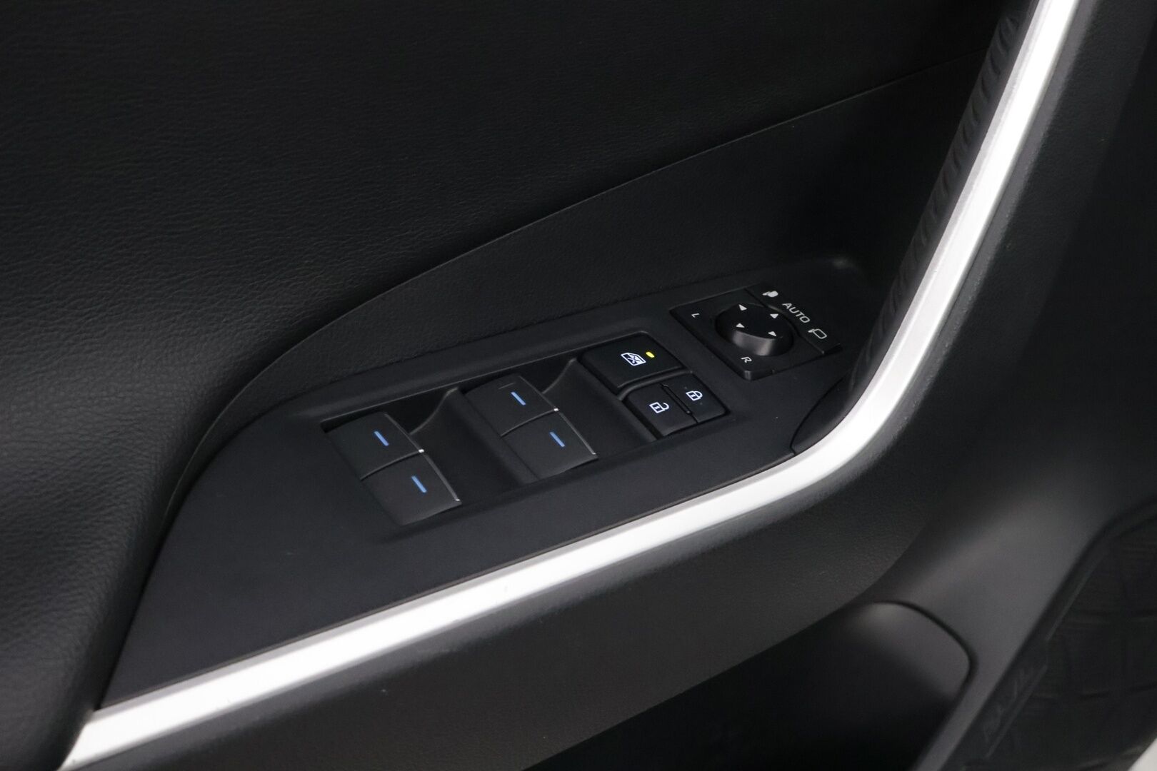 Toyota RAV4 PLUG-IN 2022 Hybrid 2,5 AWD-i Active Business * Adapt.Vakkari / Vetokoukku / Peruutuskamera / Keyless / Lohko & Sisäpistoke / LED - Adapt.LED / Merkkihuollot / Juuri saapunut Tampereelle!