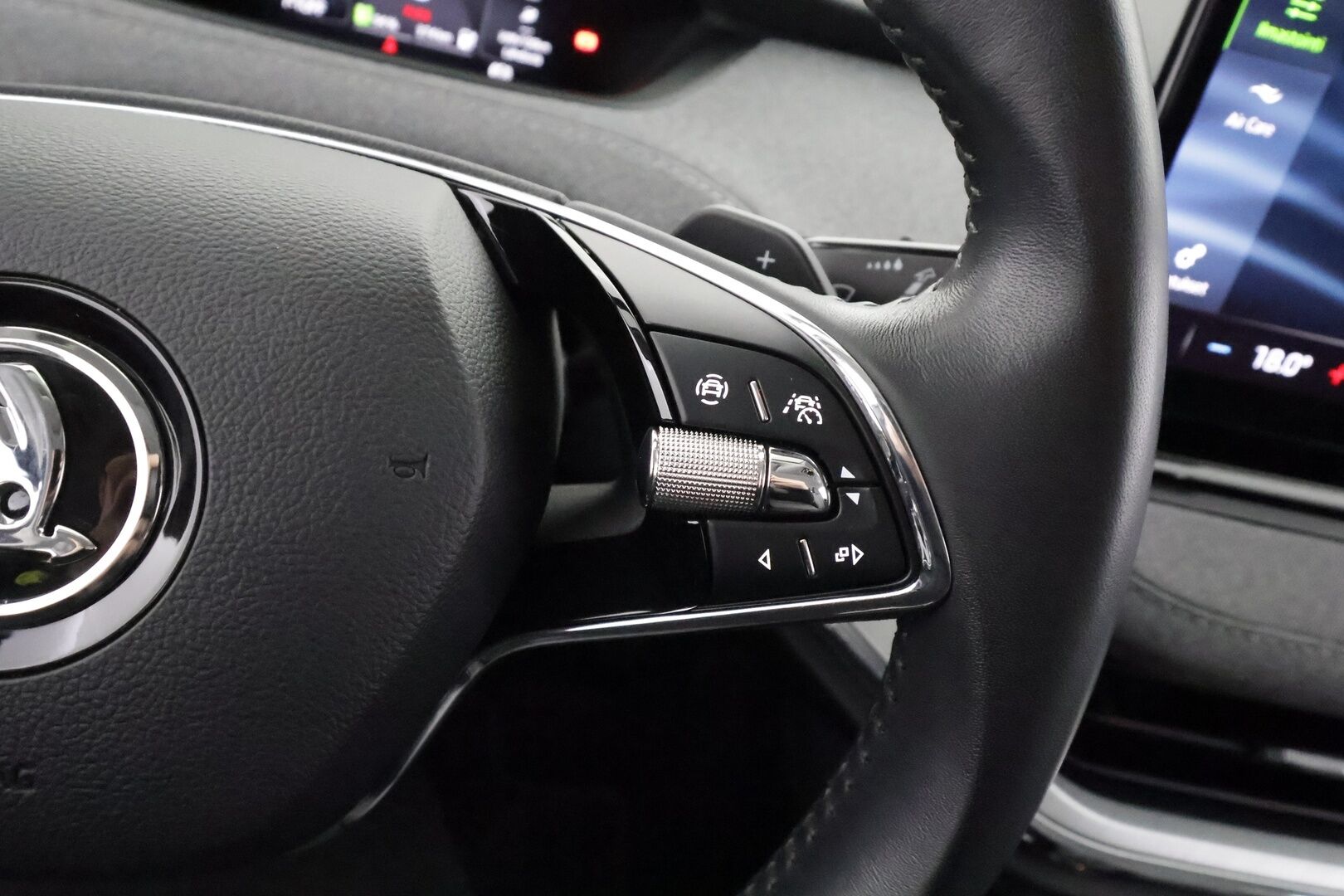 Skoda Enyaq 2023 80x 4x4 iV - | ACC | ILP | Muistipenkki | Matrix-LED | P.kamera | Puolinahat | Keyless | Travel Assist | Side Assist | 1-om suomiauto | 2x renkaat aluin | ALV | 