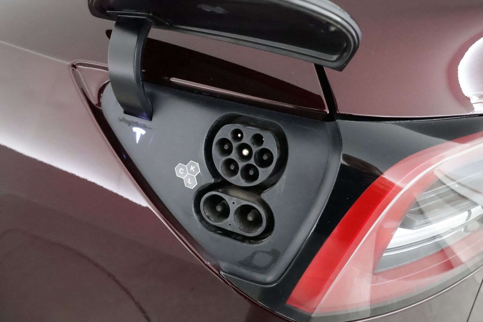 Tesla Model Y 2023 RWD *Cherry Red / Valkoinen sisusta / Koukku / Matrix LED / Lasikatto / AMD Ryzen / Autopilot* - 1. Omisteinen Suomi-Auto!