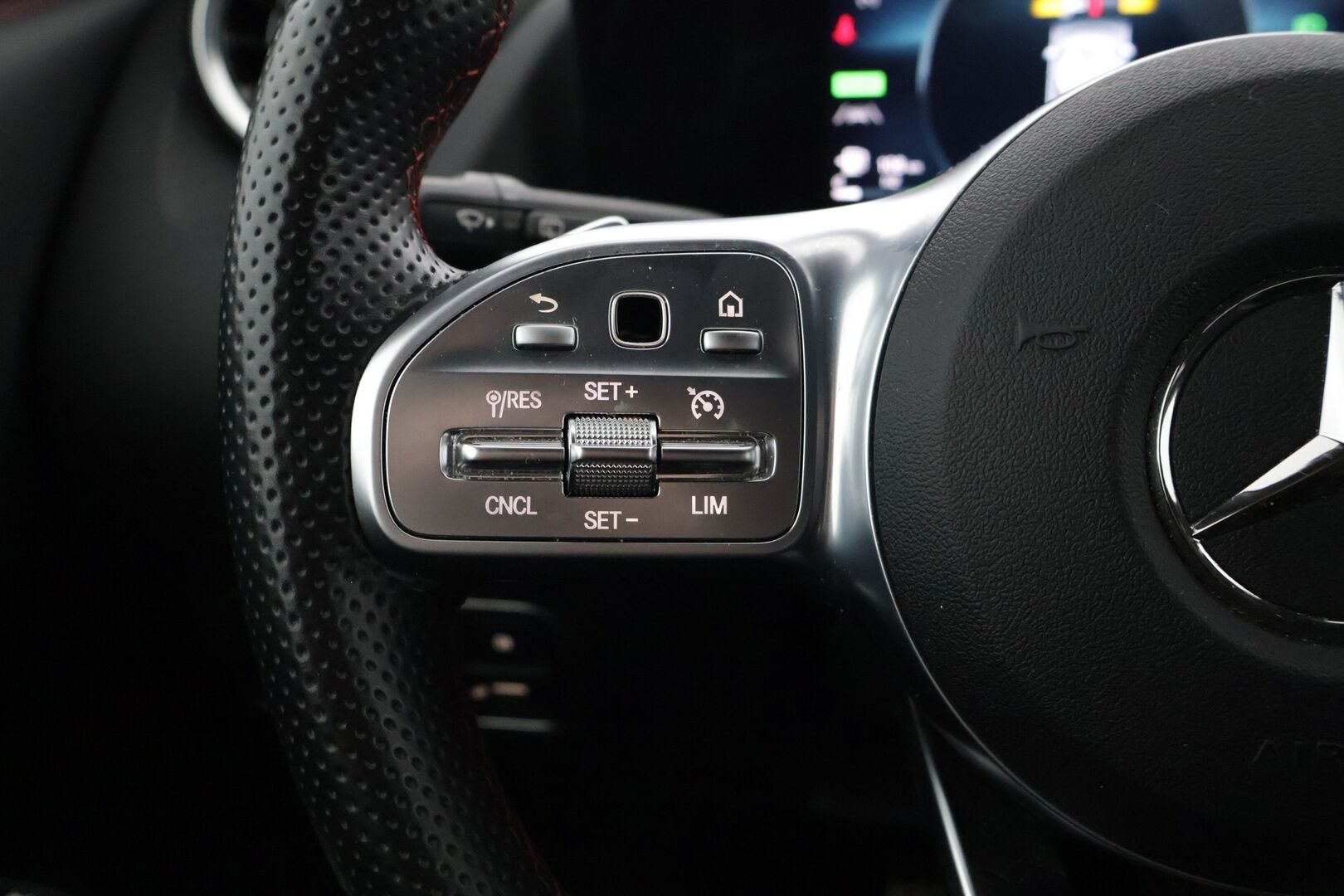 Mercedes-Benz GLA 2021 250 e A Business AMG EQ Power - 3,99 % KORKOTARJOUS TÄHÄN AUTOON - Koukku / P-kamera / Sport-penkit / LED High Performance / P-tutkat