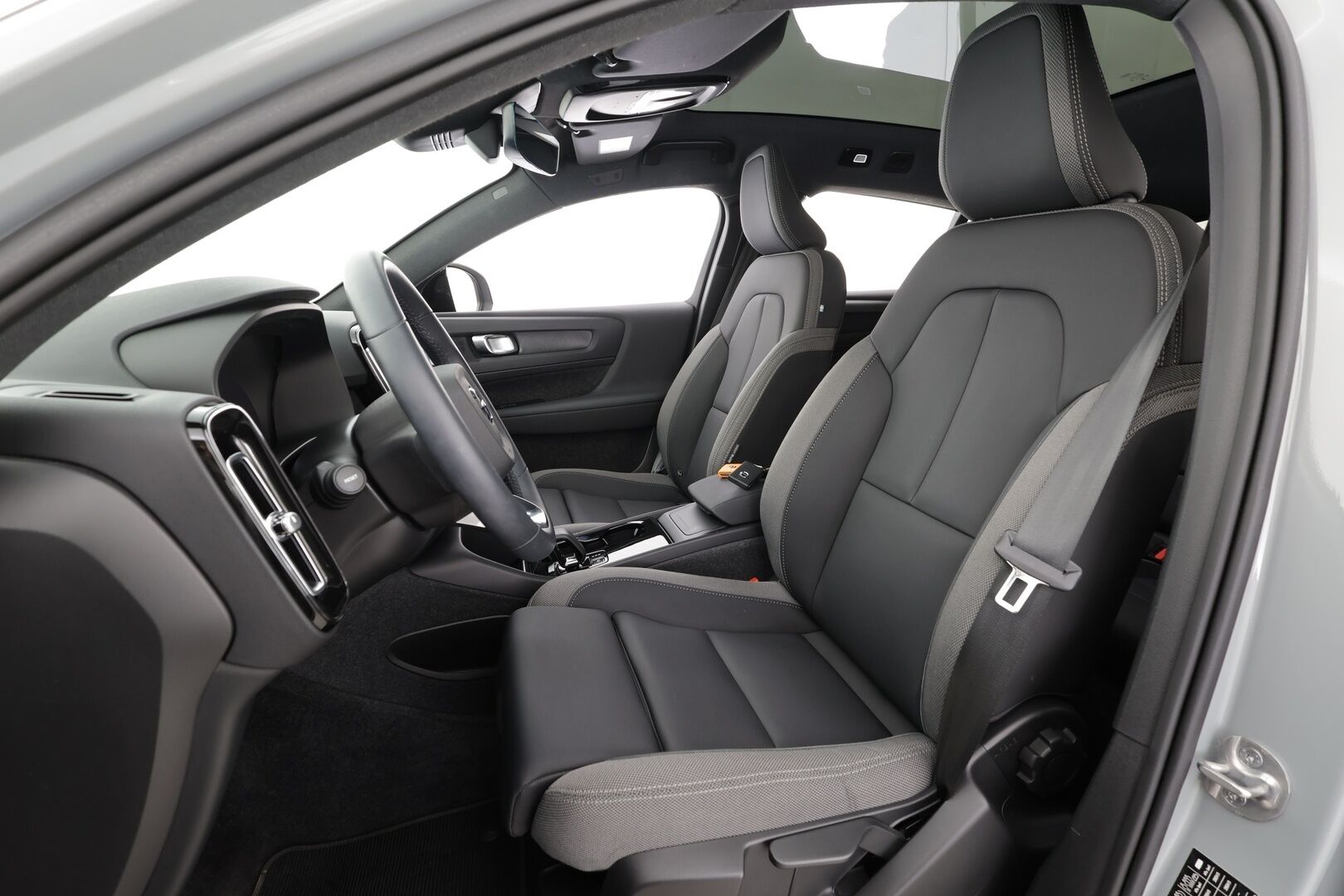 Volvo C40 2024 Recharge Single Plus Extended Range - | ACC | ILP | MY24 | Lasikatto | Sporttipenkit | Keyless | Pilot Assist | BLIS | CTA | LED | P.kamera | 2x renkaat aluin | Merkkihuollot | 