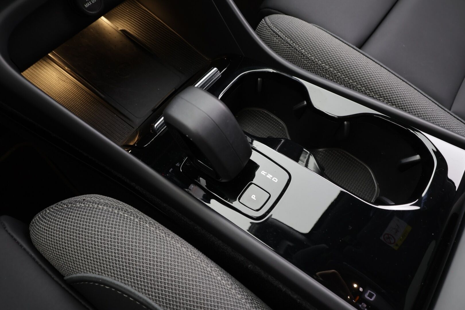 Volvo C40 2024 Recharge Single Plus Extended Range - | ACC | ILP | MY24 | Lasikatto | Sporttipenkit | Keyless | Pilot Assist | BLIS | CTA | LED | P.kamera | 2x renkaat aluin | Merkkihuollot | 