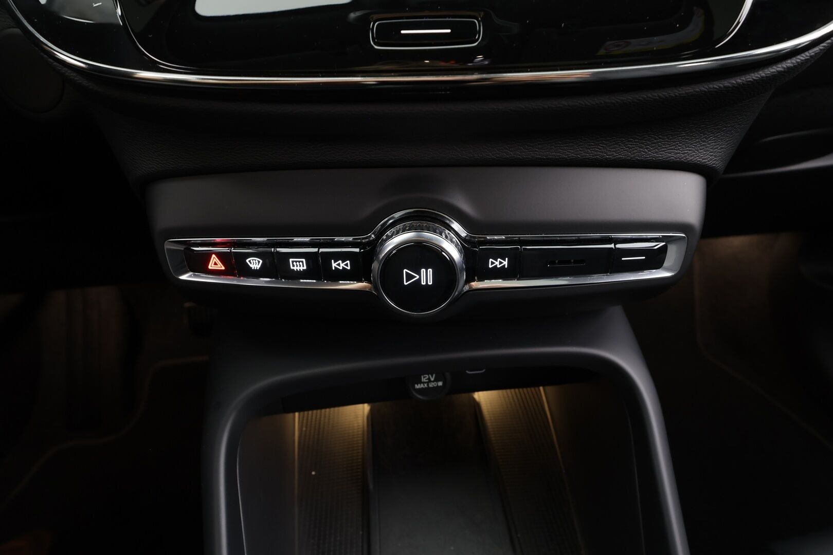 Volvo C40 2024 Recharge Single Plus Extended Range - | ACC | ILP | MY24 | Lasikatto | Sporttipenkit | Keyless | Pilot Assist | BLIS | CTA | LED | P.kamera | 2x renkaat aluin | Merkkihuollot | 