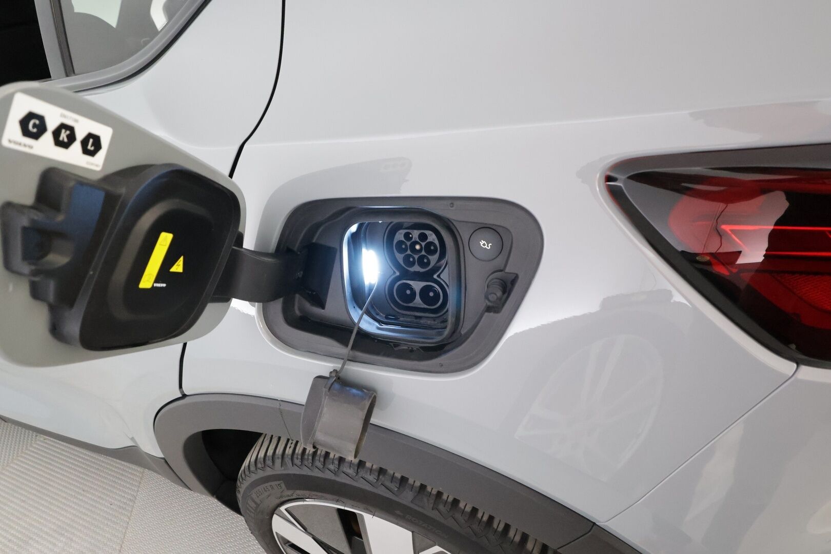 Volvo C40 2024 Recharge Single Plus Extended Range - | ACC | ILP | MY24 | Lasikatto | Sporttipenkit | Keyless | Pilot Assist | BLIS | CTA | LED | P.kamera | 2x renkaat aluin | Merkkihuollot | 