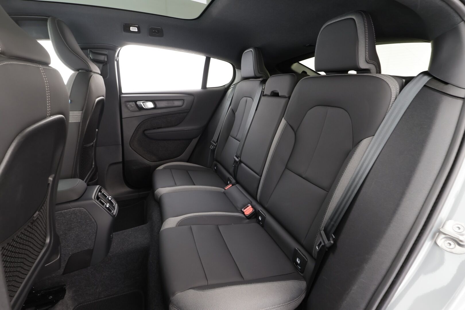 Volvo C40 2024 Recharge Single Plus Extended Range - | ACC | ILP | MY24 | Lasikatto | Sporttipenkit | Keyless | Pilot Assist | BLIS | CTA | LED | P.kamera | 2x renkaat aluin | Merkkihuollot | 